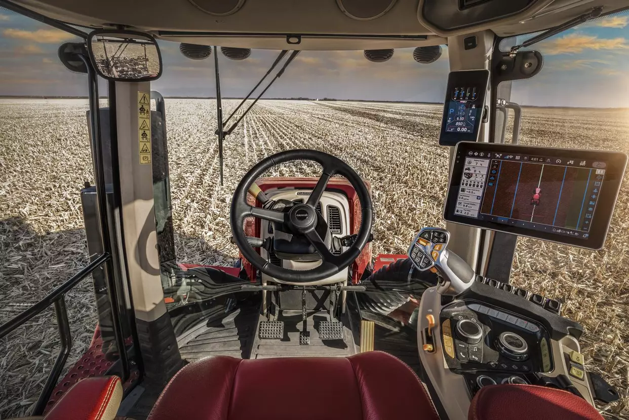 afs-connect-steiger-645-interior-cab-196-01-23-1-1434-956--2.webp