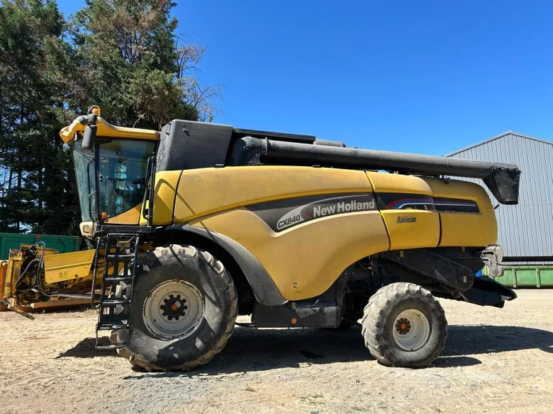 Moissonneuse-batteuse NEW-HOLLAND CX 840